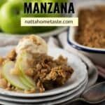 crumble de manzana servido en un plato de blanco con una bola de helado de vainilla