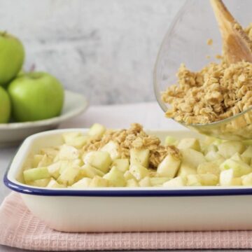 Relleno de manzanas + crumble en un molde rectangular 