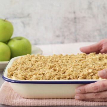 Crumble de manzana en un molde rectangular listo para ir al horno.