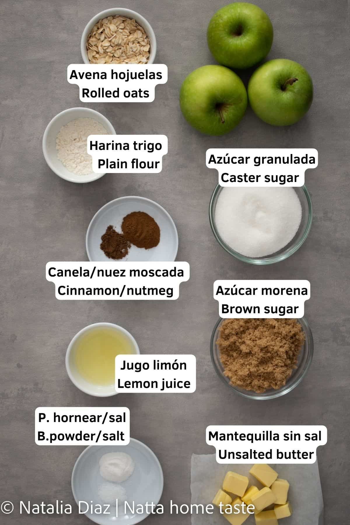 Ingredientes para preparar una receta de crumble de manzana. Copos de avena, manzanas verdes, harina de trigo, azúcar granulada, canela, nuez moscada, azúcar moreno, jugo de limón, mantequilla en cubos, sal. 