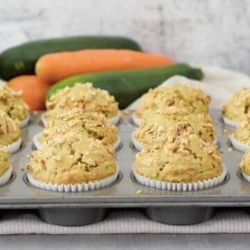 muffins veganos en su molde acabados de salir del horno.