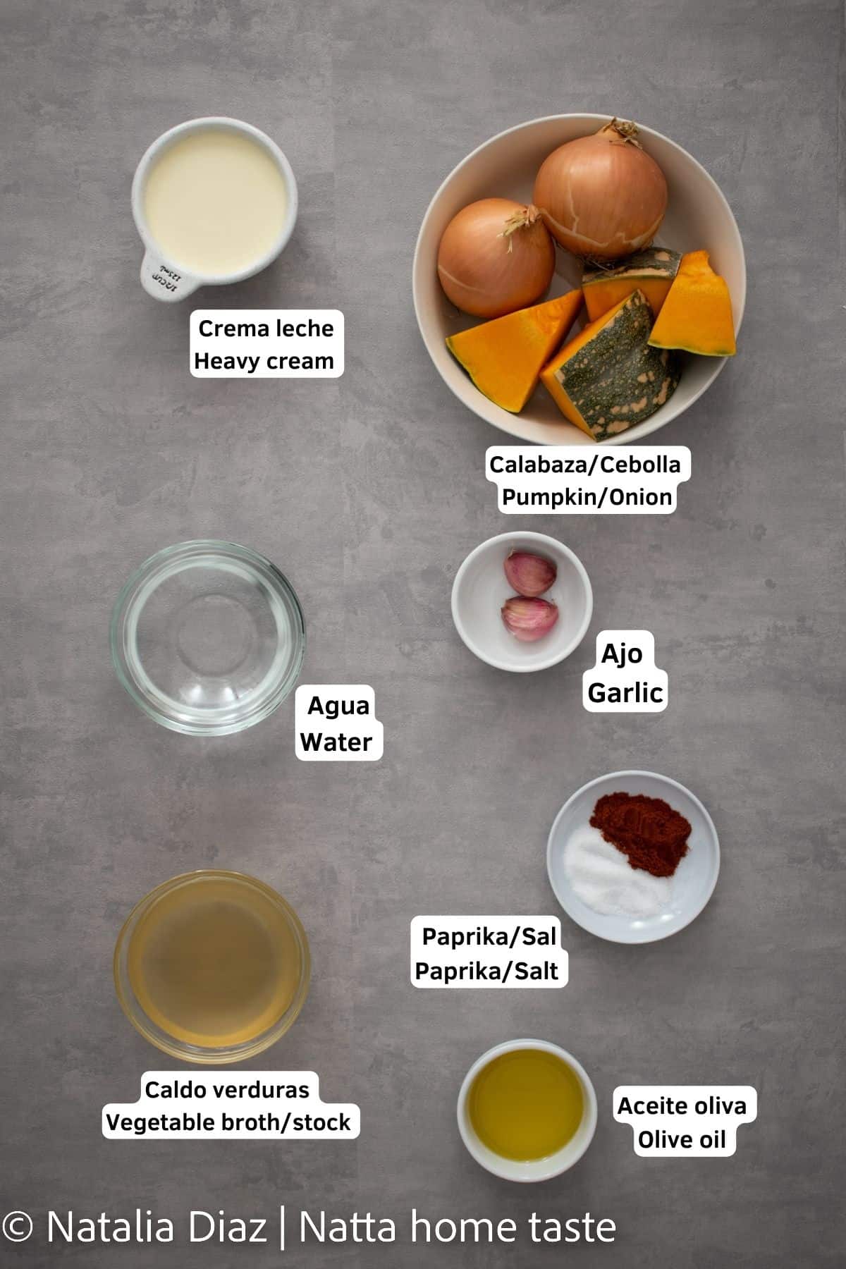 Ingredientes para preparar sopa de auyama. cebollas, ajo, calabaza en trozos, ajo, crema de leche, agua, caldo de verduras, paprika, sal, aceite de oliva