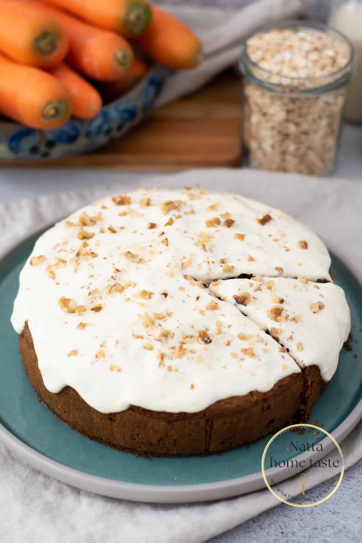 Torta de zanahoria redonda con glaseado de yogur griego y nueces servida en un plato redondo