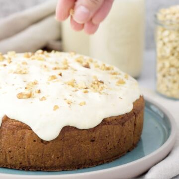 Torta de zanahoria saludable con glaseado de yogur y nueces picadas por encima.