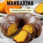 Torta de mandarina redonda servida en un plato blanco con mandarinas frescas en la parte de atrás.