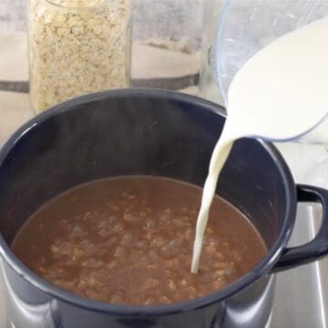 olla mediana con una mezcla de canela y leche hirviendo.