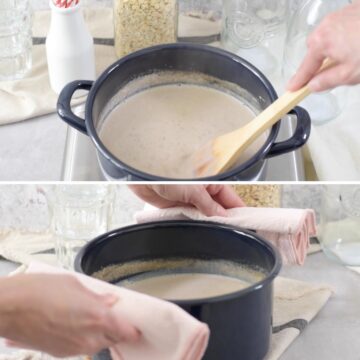 olla mediana con mezcla de avena cocida sobre una mesa con una cuchara de madera.