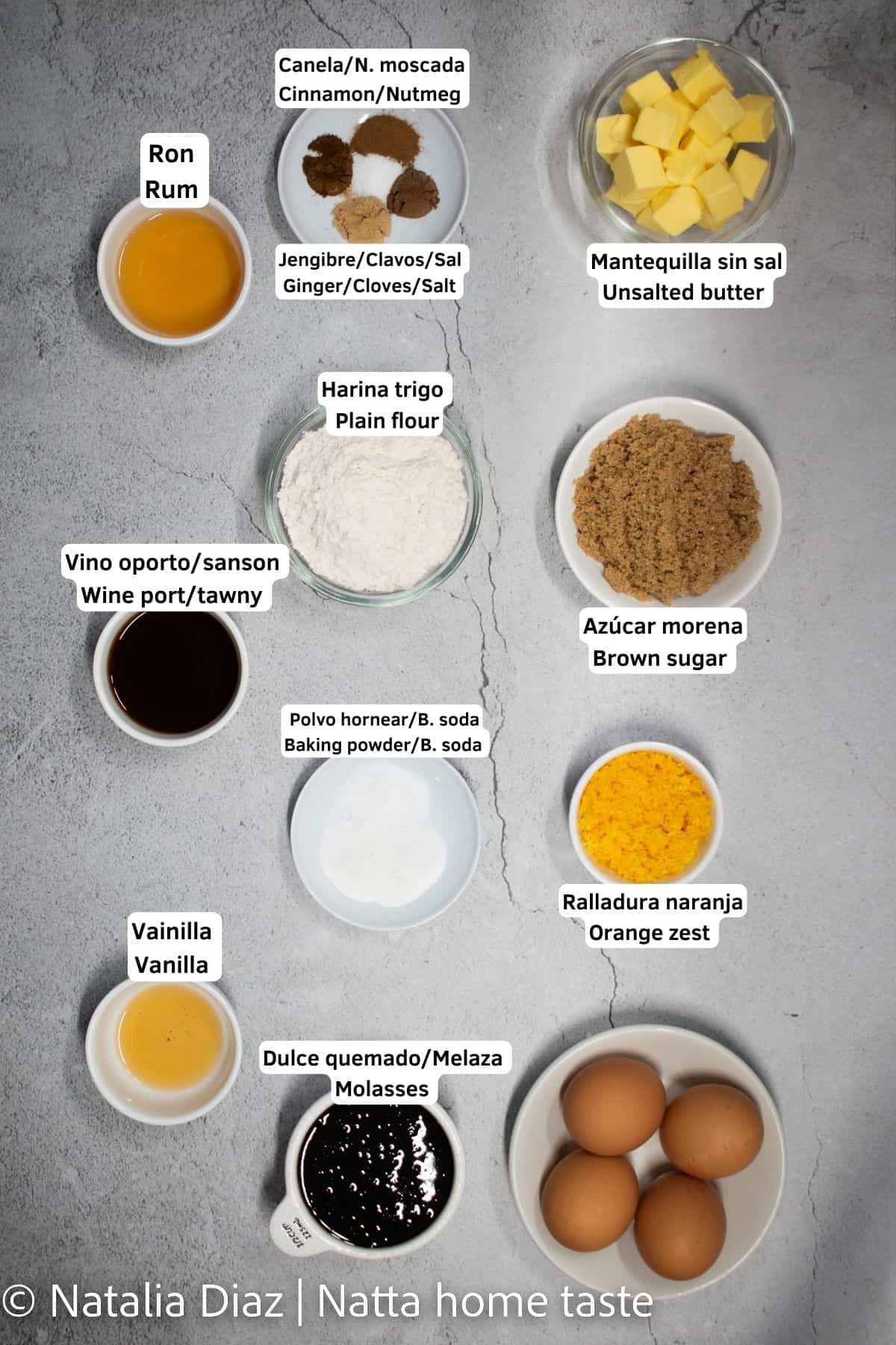 Ingredientes para torta envinada colombiana. Ron, vino, harina de trigo, mantequilla en cubos, canela, azúcar morena, ralladura de naranja, vainilla, huevos, melaza o dulce quemado.