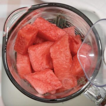 Trozos de sandia o patilla en el vaso de una licuadora