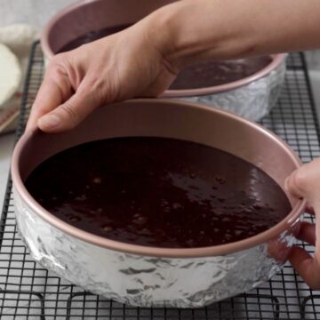 molde redondo con mezcla de torta de chocolate húmeda sobre una rejilla lista para llevar al horno