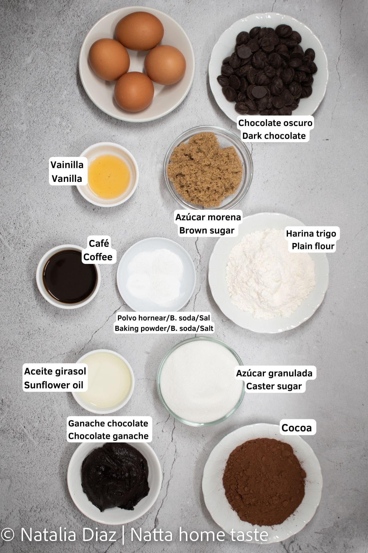 ingredientes para preparar una torta de chocolate húmeda. Todos los ingredientes están en contenedores pequeños. Huevos, harina de trigo, azúcar morena, café, ganache de chocolate.