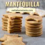 galletas de mantequilla en forma de estrellas y círculos una sobre otra sobre una mesa.