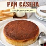 budín de pan redondo sobre un plato blanco con pan tajado y un vaso de leche en la parte de atrás.