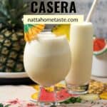 dos vasos con piña colada, un vaso con una sombrilla de coctel y el otro con un pitillo de madera. Una piña entera en la parte de atrás.