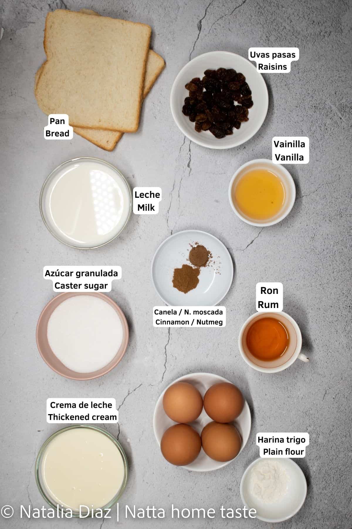 Ingredientes para preparar un budín o torta de pan. Pan tajado viejo o del día anterior, uvas pasas, leche, vainilla, azúcar, canela, ron, crema de leche, huevos y harina de trigo.