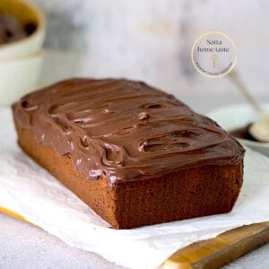 bizcocho de chocolate sin gluten cubierto con ganache de chocolate sobre una mesa