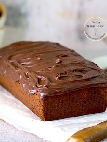 bizcocho de chocolate sin gluten cubierto con ganache de chocolate sobre una mesa
