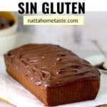 bizcocho de chocolate sin gluten cubierto con ganache de chocolate sobre una mesa