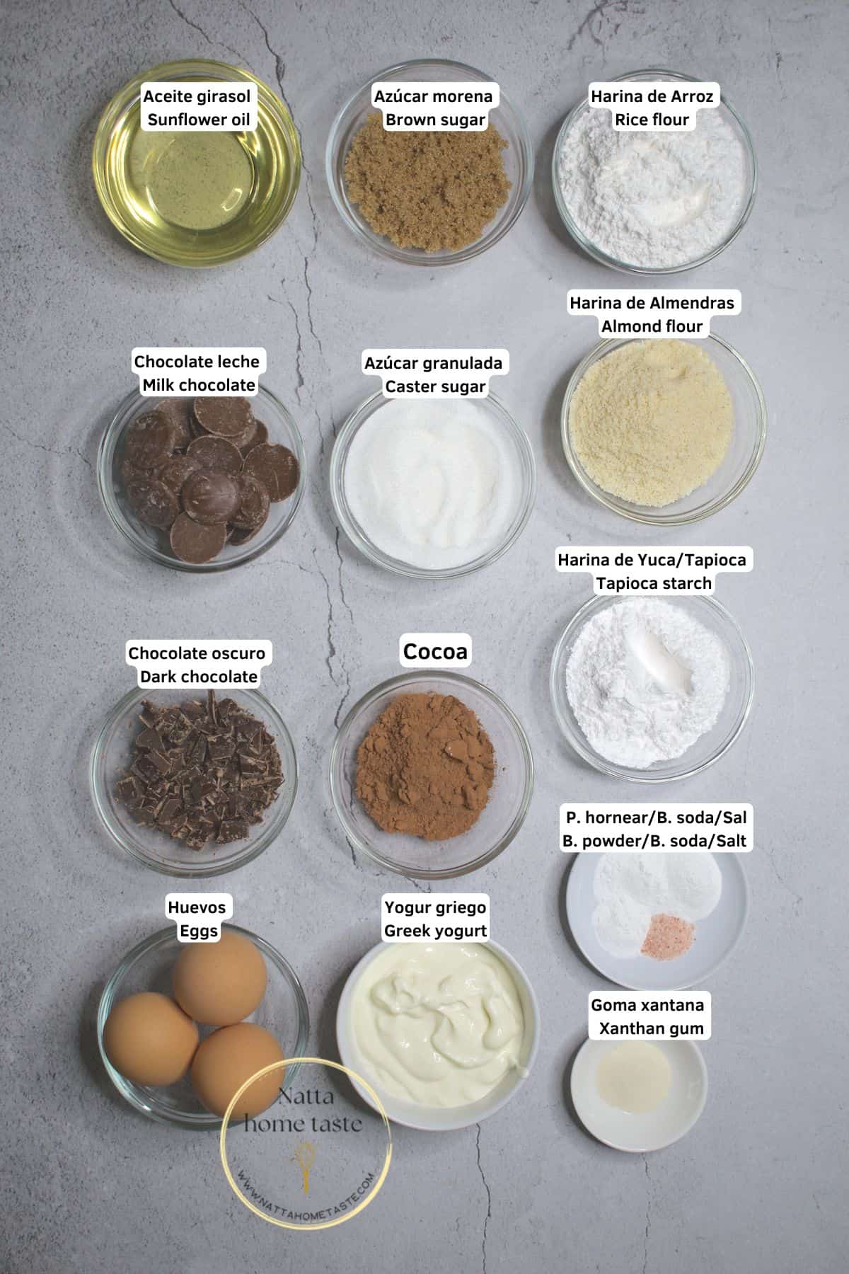 ingredientes para preparar una torta de chocolate libre de gluten. Todos los ingredientes están en contenedores redondos.