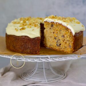 Carrot cake sin gluten sobre un soporte para pasteles blanco