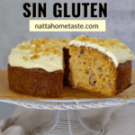Carrot cake sin gluten sobre un soporte para pasteles blanco