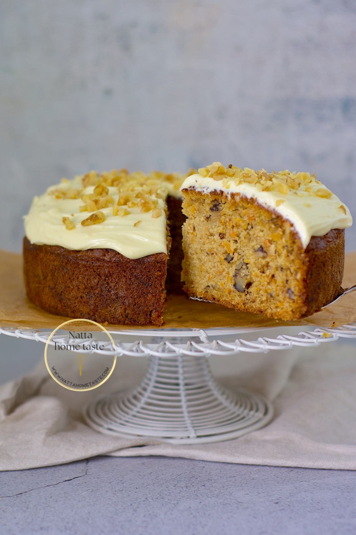Carrot cake sin gluten sobre un soporte para pasteles blanco