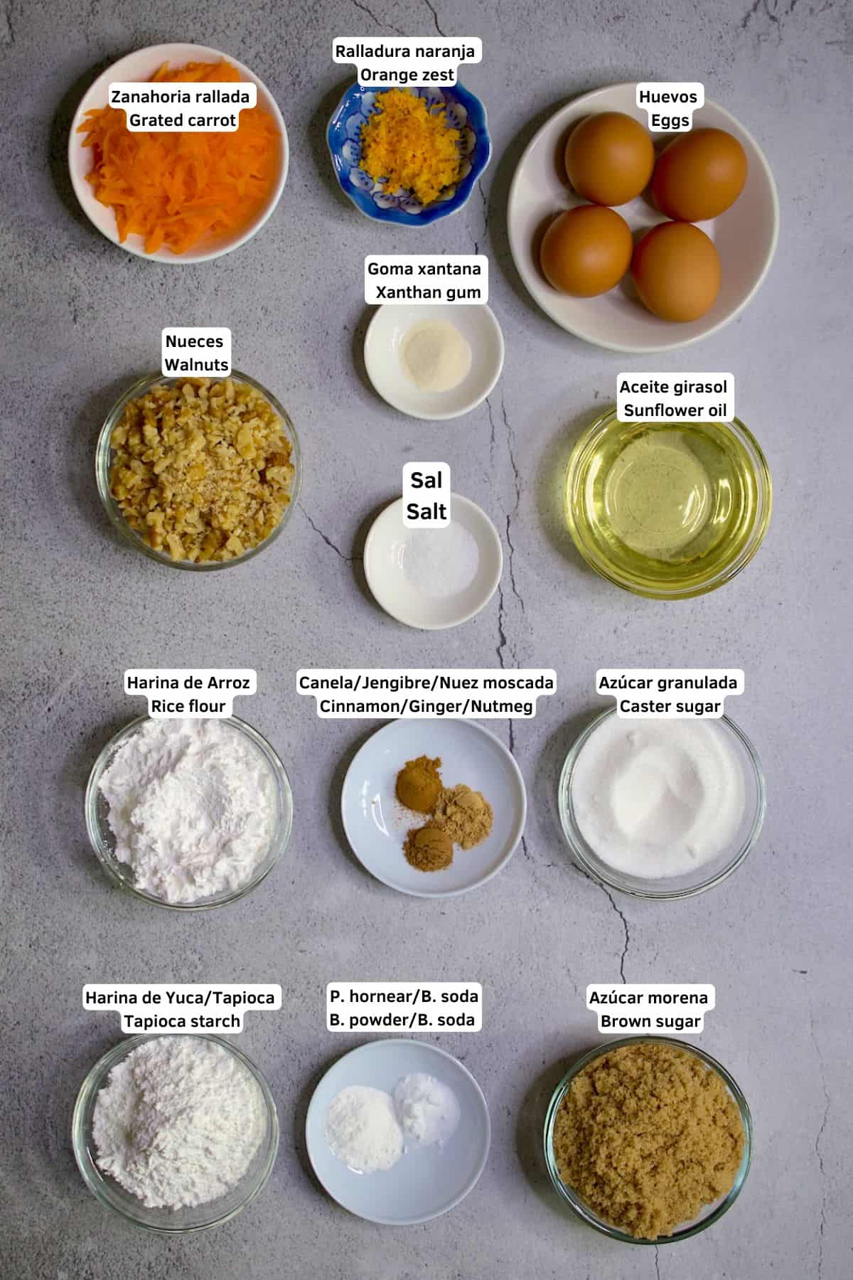 ingredientes para preparar un bizcocho de zanahoria libre de gluten. Todos los ingredientes están en contenedores redondos.