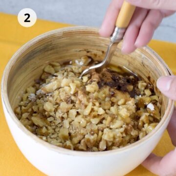 tazón pequeño de madera con mezcla de nueces 