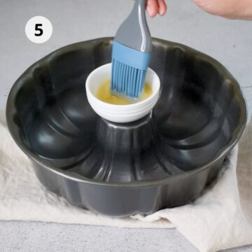 molde redondo tipo bundt siendo engrasado con una brocha de silicona 