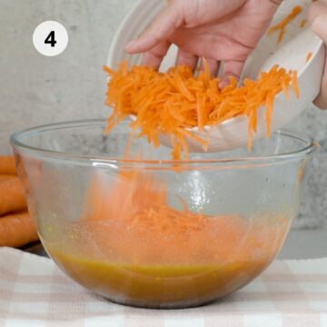 tazón de vidrio con una mezcla de aceite, azúcar, huevos y zanahoria rallada