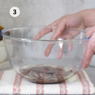 Tazón de vidrio con chocolate y aceite