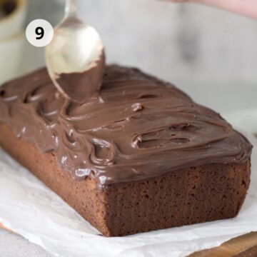 bizcocho de chocolate sin gluten con ganache de chocolate sobre una mesa.
