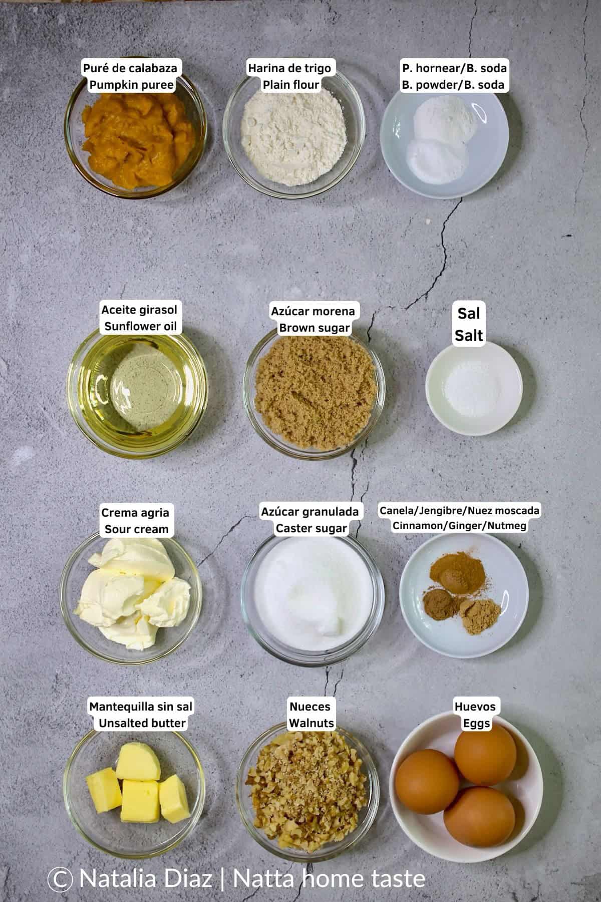 ingredientes para preparar una Torta de calabaza. todos los ingredientes están en contenedores redondos.