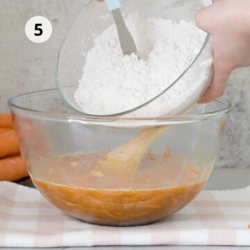 dos tazones de vidrio. uno de ellos con una mezcla de ingredientes secos y el otro con ingredientes húmedos.