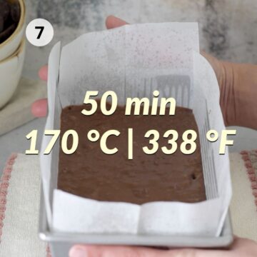 molde rectangular forrado con papel pergamino con mezcla de bizcocho de chocolate sin gluten listo para llevar al horno