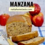 bizcocho de manzana sobre una tabla con manzanas rojas atrás