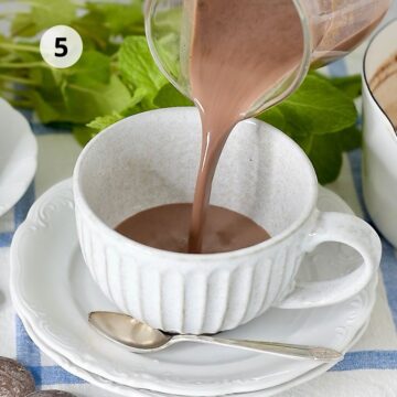 taza de chocolate recién preparado  