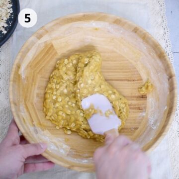 Masa cruda de galletas de avena en un tazón grande de madera 