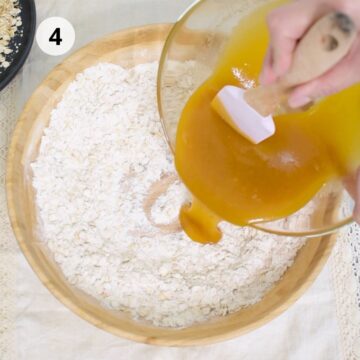 mezcla de ingredientes secos en tazón de madera y mezcla de ingredientes húmedos en tazón de vidrio 