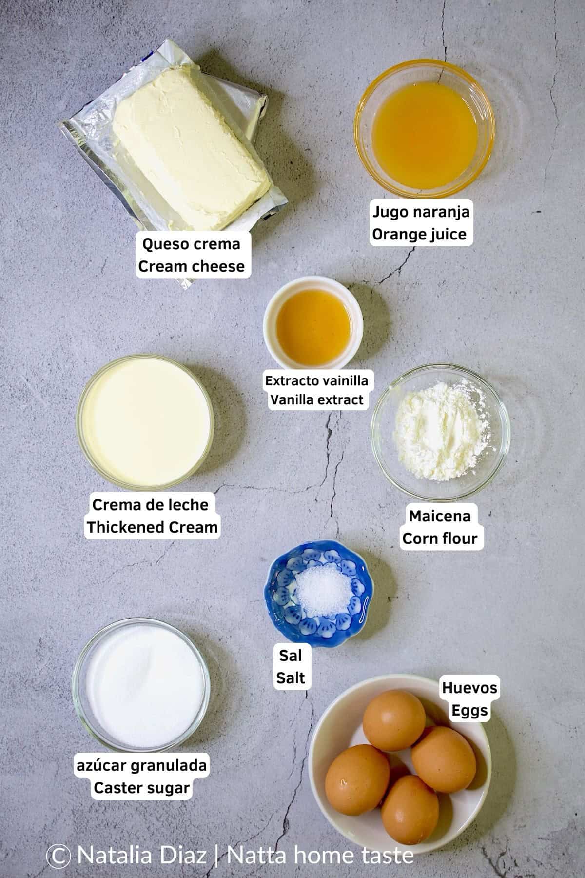 ingredientes para preparar tarta de queso vasca. Todos los ingredientes están en contenedores redondos pequeños. 
