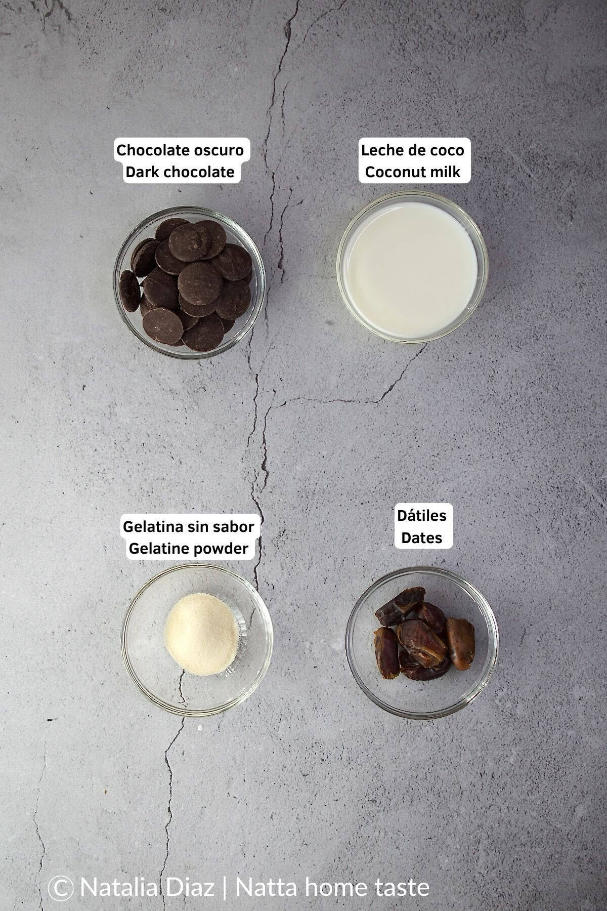 ingredientes para mousse de chocolate sin azúcar en contenedores redondos. 