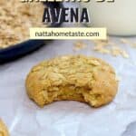 galletas de avena caseras sobre un papel blanco de hornear con copos de avena al rededor