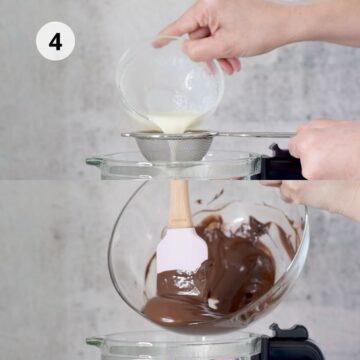 gelatina sin sabor diluida y chocolate derretido en vaso de licuadora.