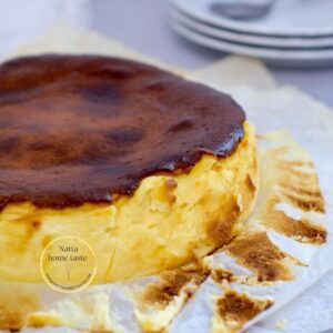 tarta de queso entera sobre papel para hornear