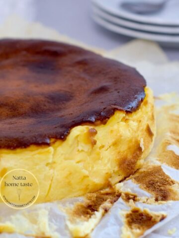 tarta de queso entera sobre papel para hornear