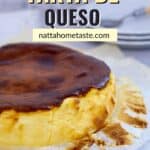 tarta de queso entera sobre papel para hornear