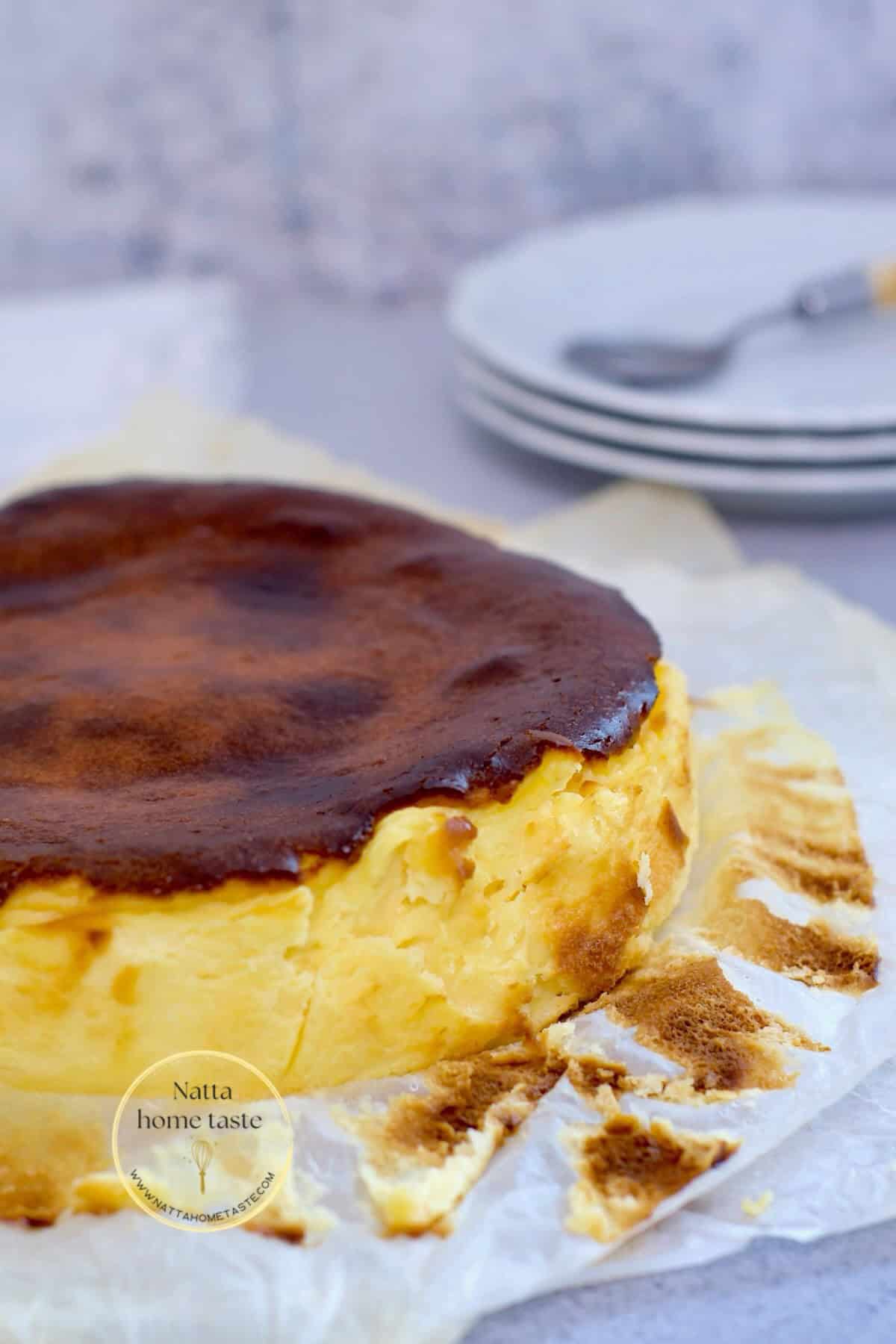 tarta de queso entera sobre papel para hornear