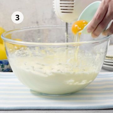 tazón grande de vidrio con mezcla de queso crema y un huevo