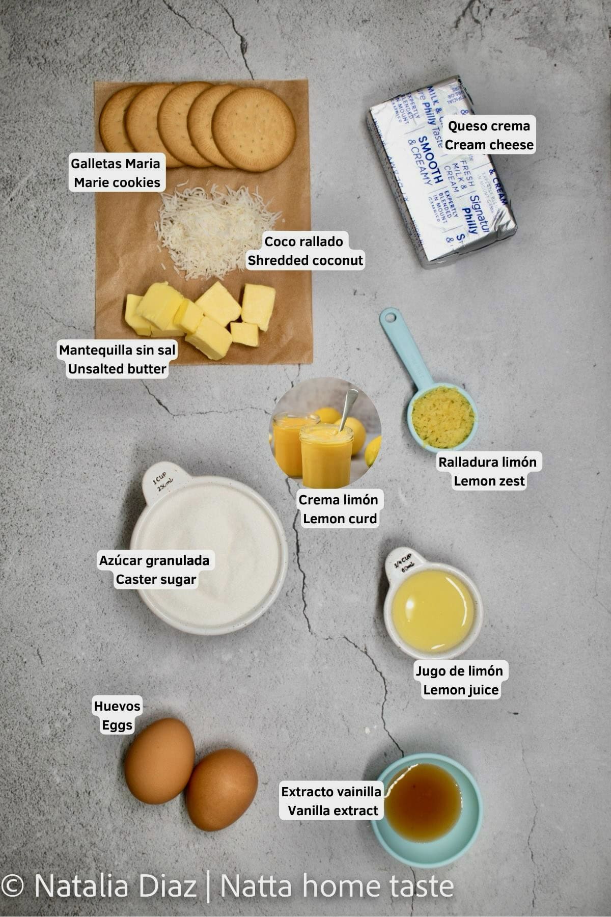 ingredientes para preparar un cheesecake de limón horneado. sobre una mesa 