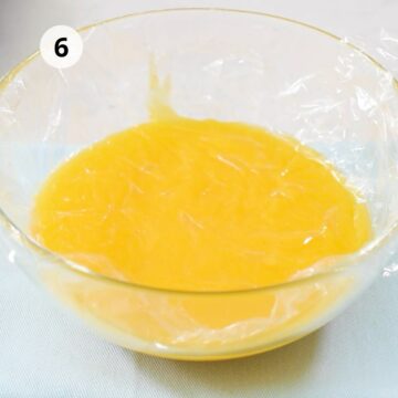 tazón mediano de vidrio con crema de limón cubierta con plástico 